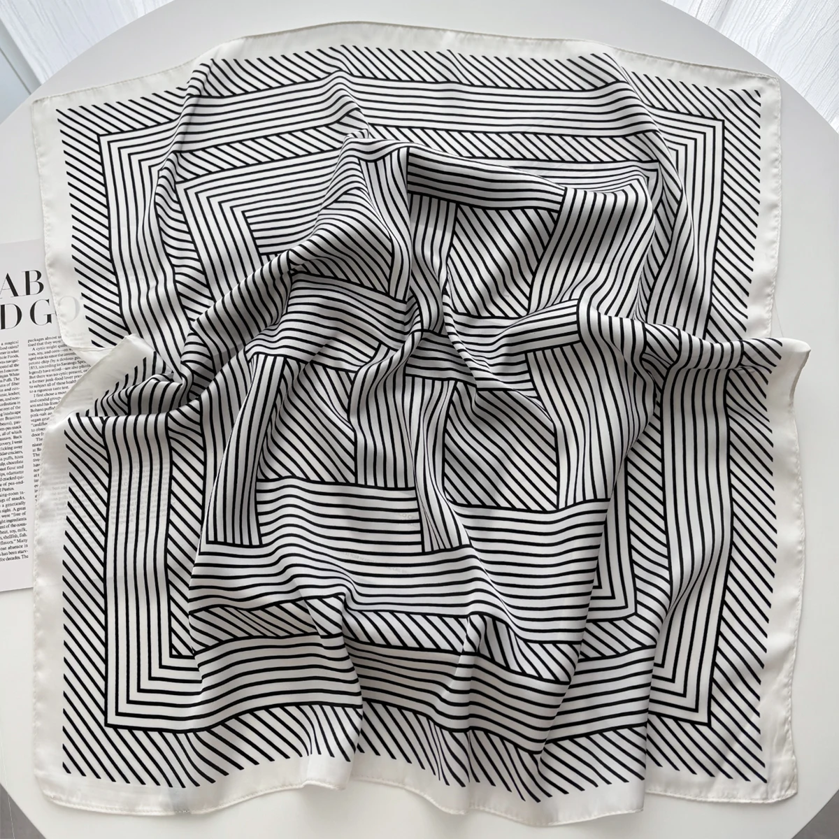 フラワープリントスクエアスカーフエレガントな薄型通気性装飾ネ - Ascot Neck Scarf のレビューと価格